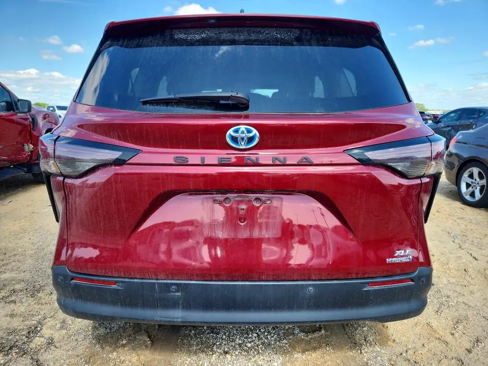 2023 TOYOTA SIENNA XLE  