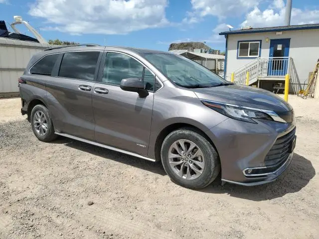 2021 TOYOTA SIENNA XLE  