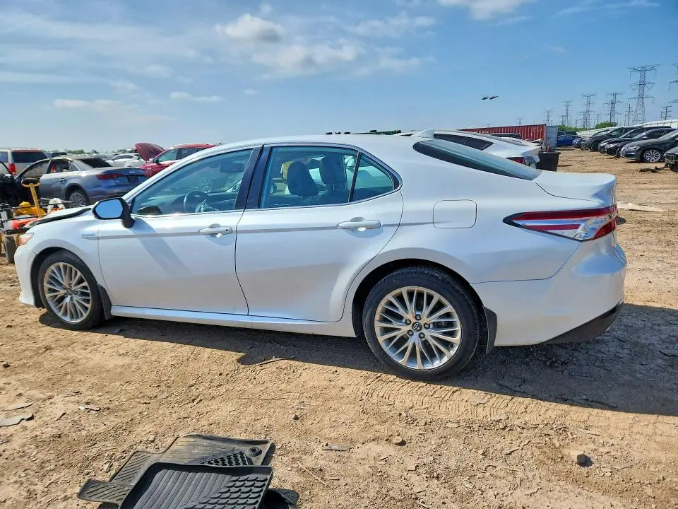 2020 TOYOTA CAMRY XLE  