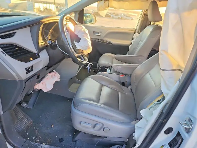 2019 TOYOTA SIENNA XLE  