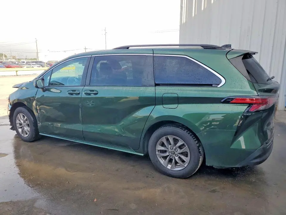 2022 TOYOTA SIENNA LE  