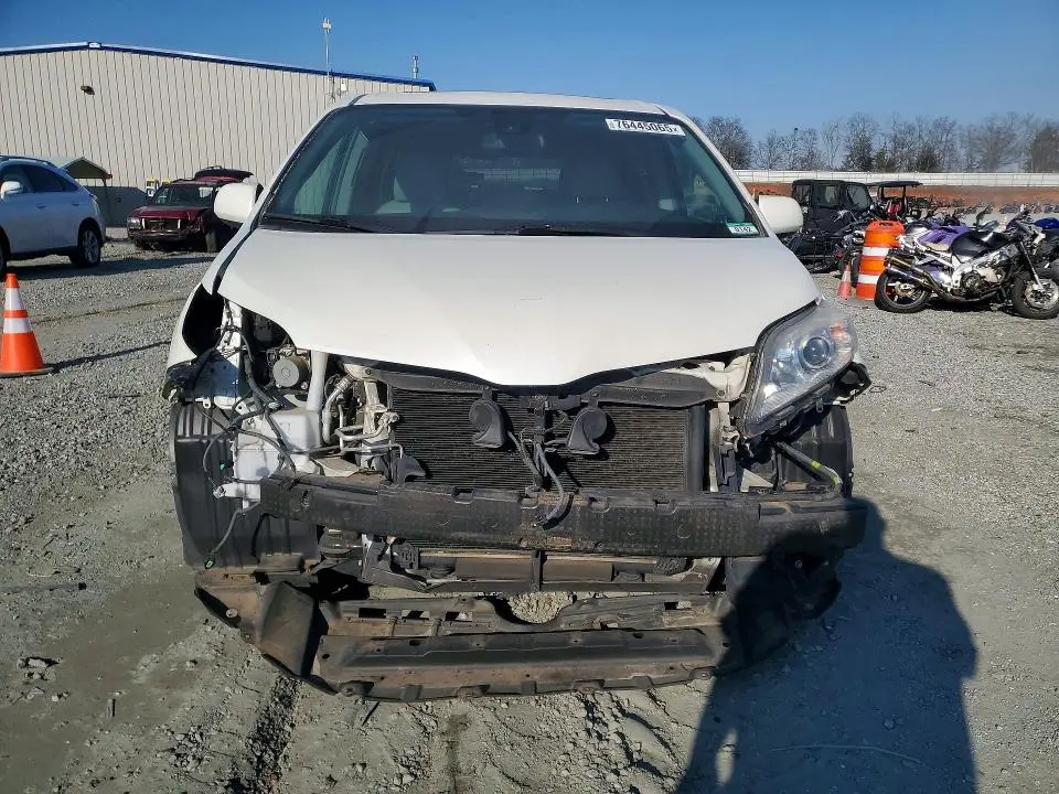 2018 TOYOTA SIENNA XLE  