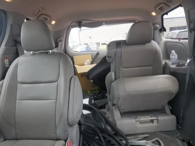 2019 TOYOTA SIENNA XLE  
