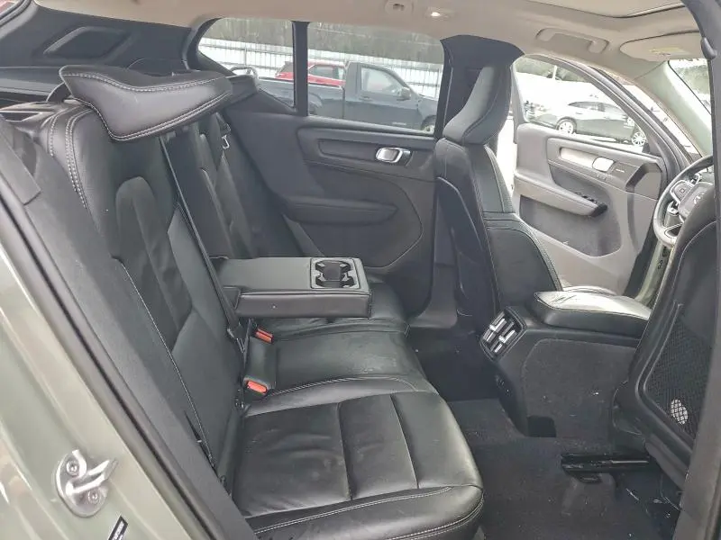 2023 VOLVO XC40 PLUS  