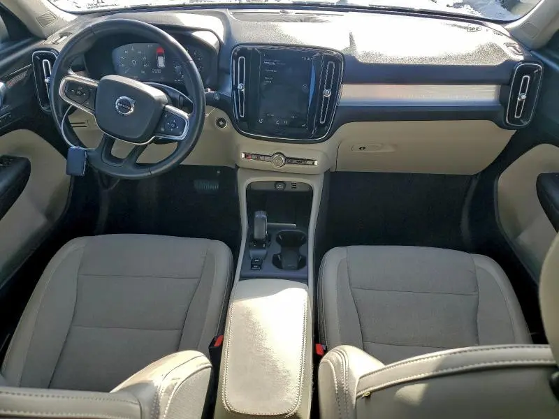 2020 VOLVO XC40 T5 MOMENTUM  