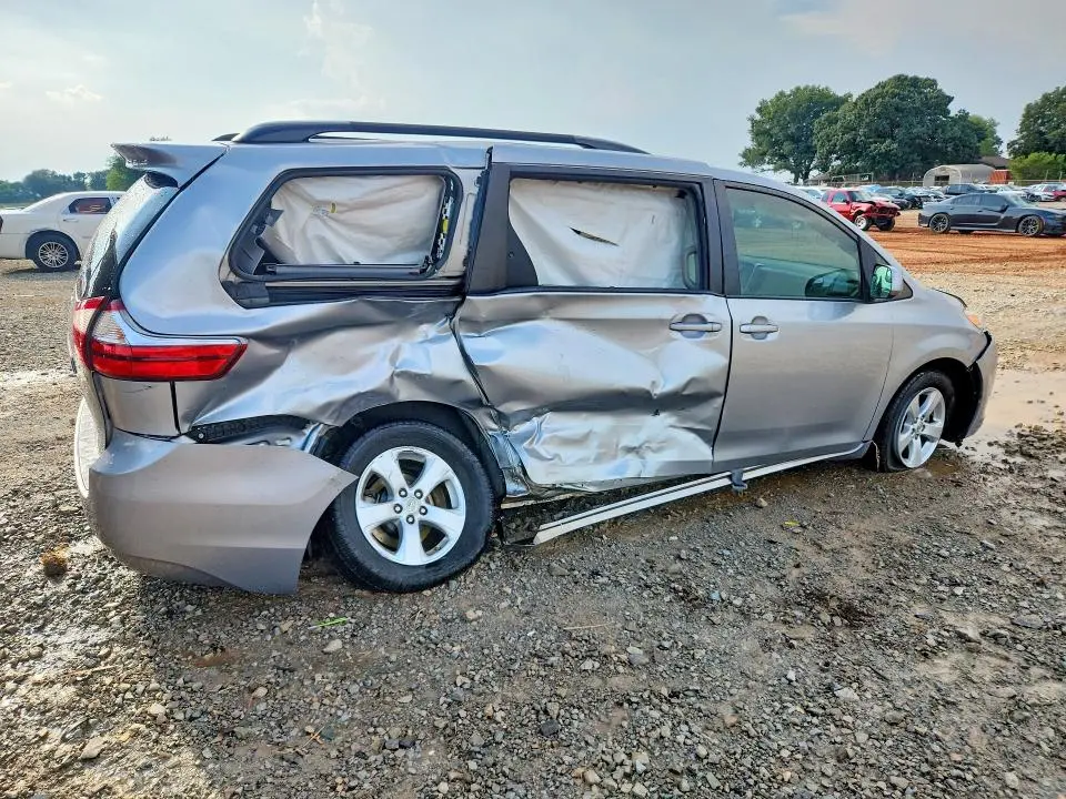 2016 TOYOTA SIENNA LE  
