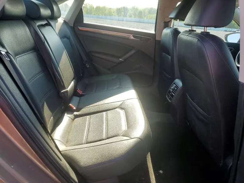 2016 VOLKSWAGEN PASSAT SE  