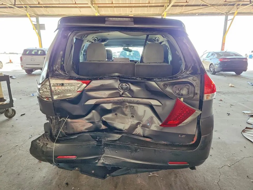 2013 TOYOTA SIENNA LE  