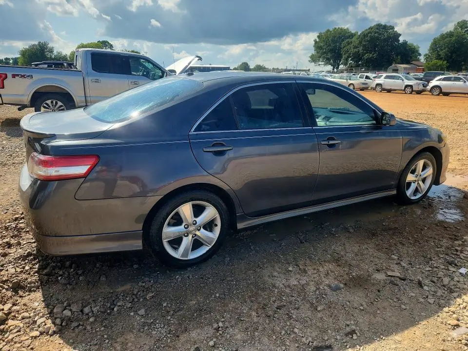 2011 TOYOTA CAMRY SE  