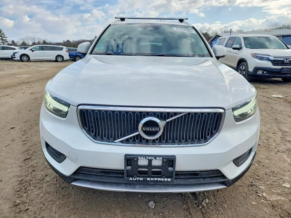 2020 VOLVO XC40 T5 MOMENTUM  