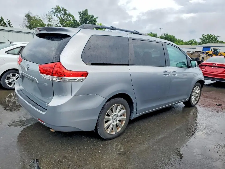 2013 TOYOTA SIENNA XLE 7-PASSENGER  