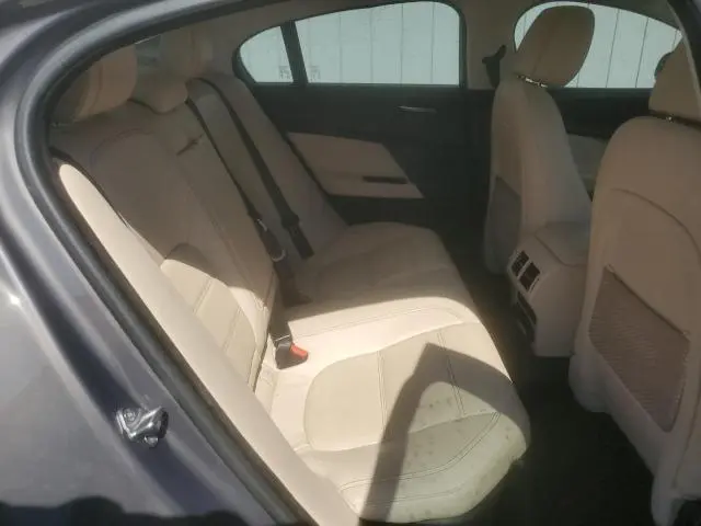 2017 JAGUAR XE PRESTIGE  