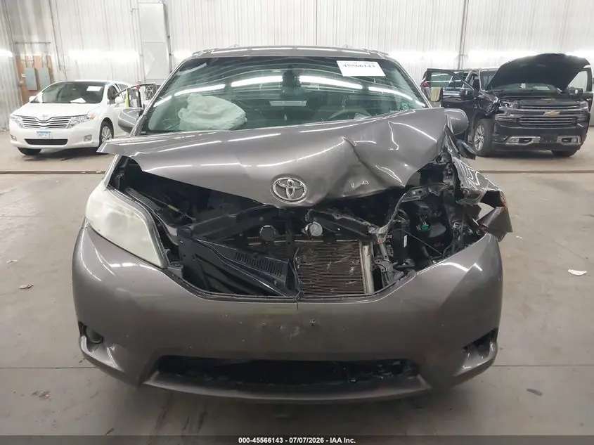 2011 TOYOTA SIENNA LE V6