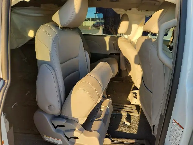 2019 TOYOTA SIENNA XLE  