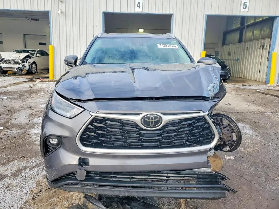 2024 TOYOTA HIGHLANDER LE  