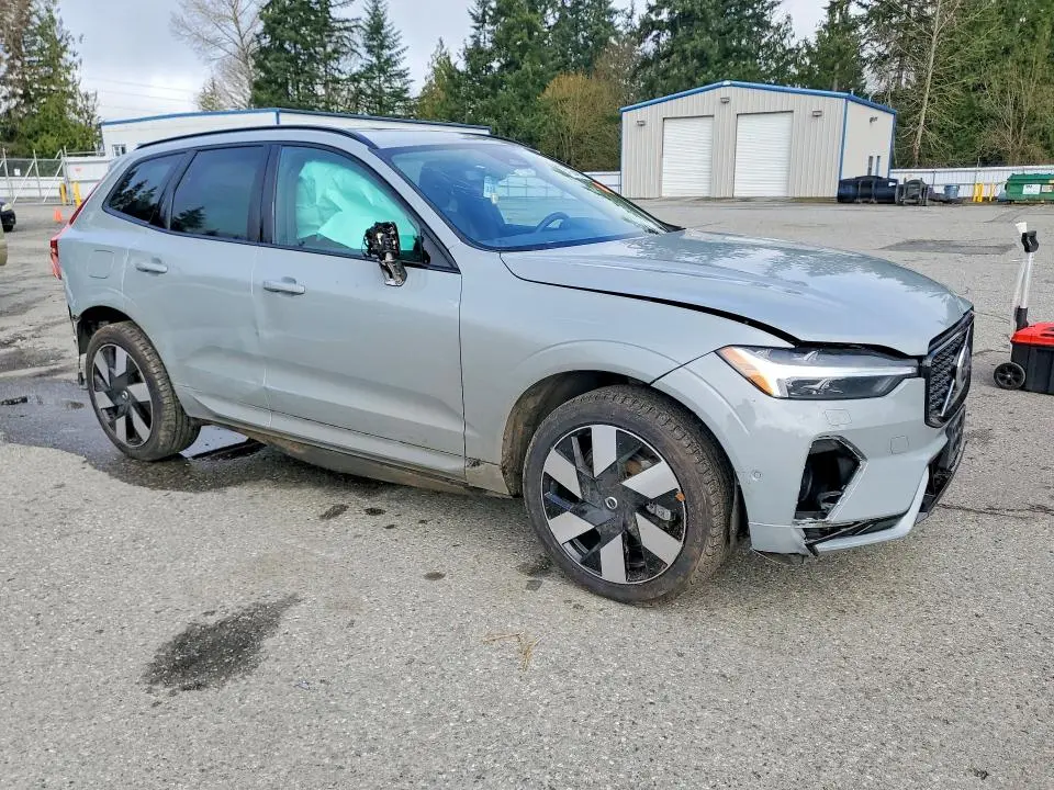 2024 VOLVO XC60 PLUS  