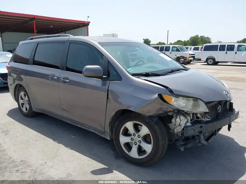 2017 TOYOTA SIENNA LE 8 PASSENGER