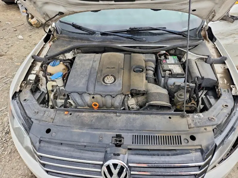 2013 VOLKSWAGEN PASSAT SE  
