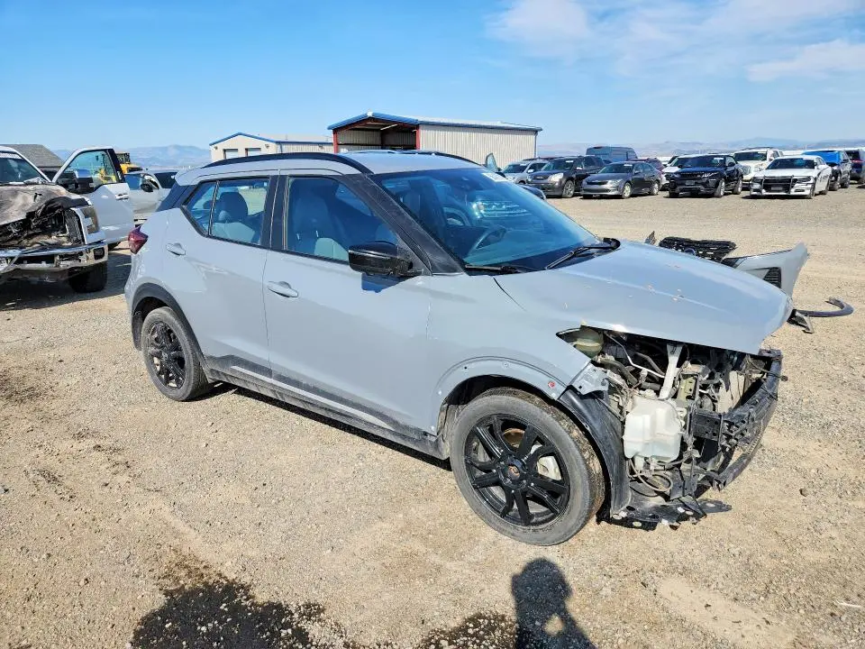 2021 NISSAN KICKS SR  