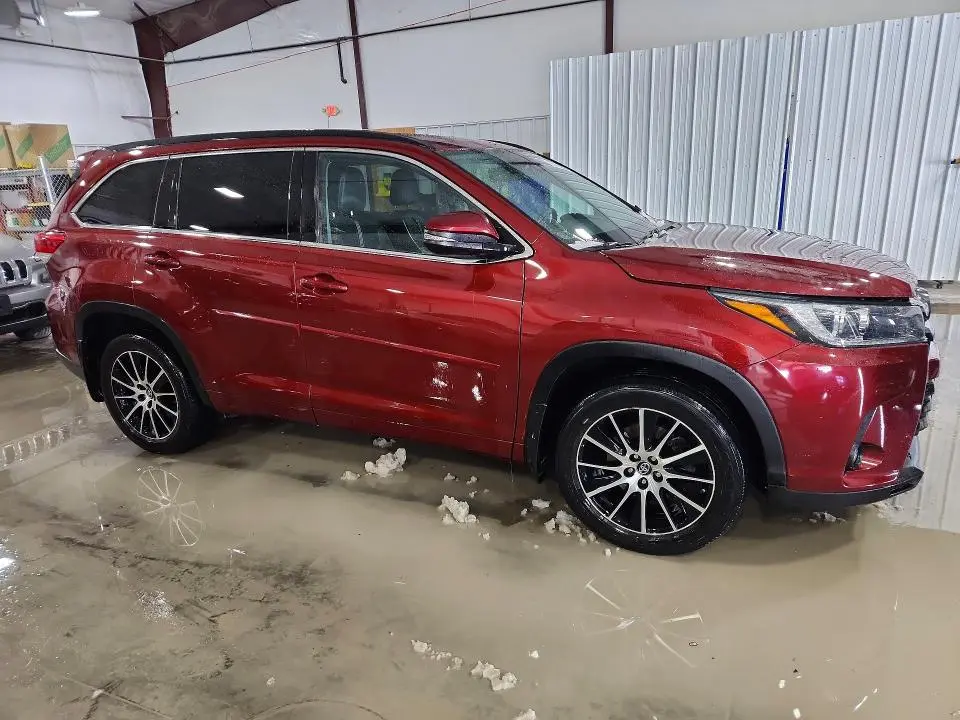 2018 TOYOTA HIGHLANDER SE  
