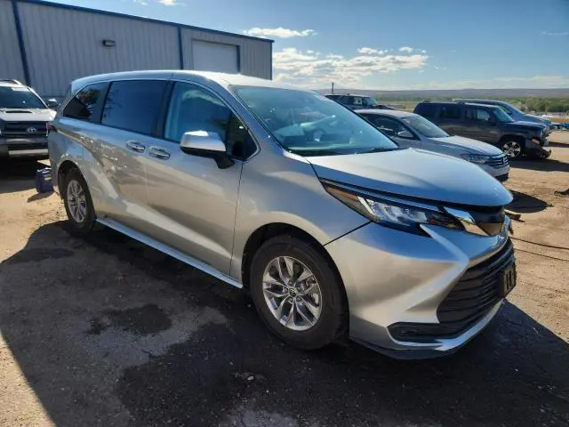 2022 TOYOTA SIENNA LE  