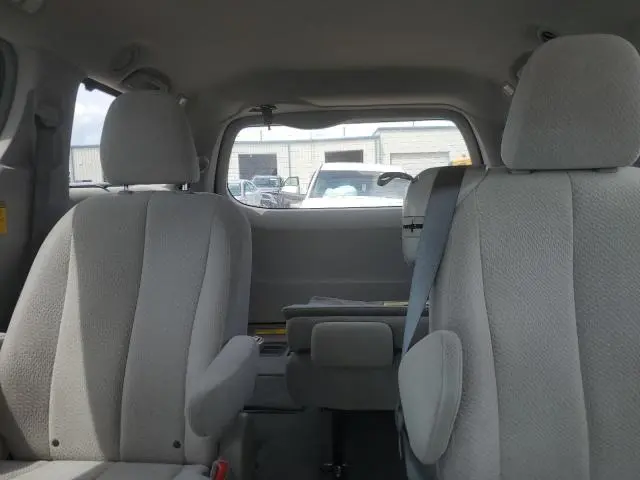 2014 TOYOTA SIENNA LE  
