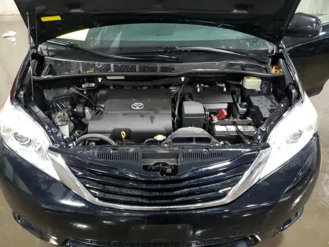 2016 TOYOTA SIENNA LE  