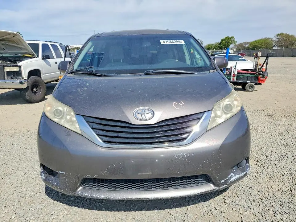 2014 TOYOTA SIENNA LE 8-PASSENGER  