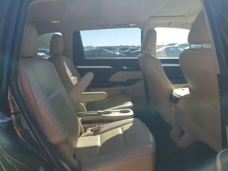 2019 TOYOTA HIGHLANDER SE  