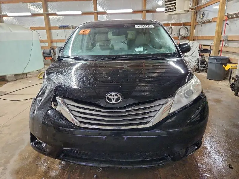2013 TOYOTA SIENNA XLE  