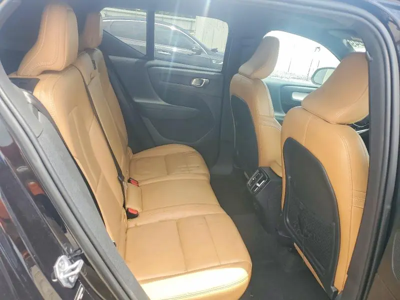 2019 VOLVO XC40 T5 MOMENTUM  