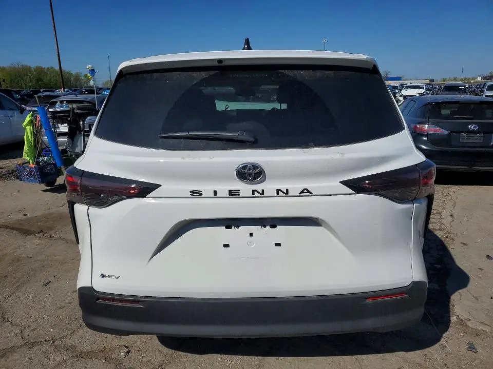 2026 TOYOTA SIENNA LE  
