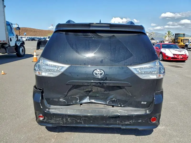 2020 TOYOTA SIENNA SE  