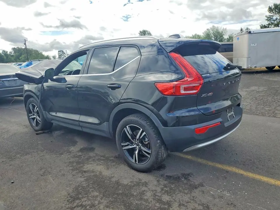 2025 VOLVO XC40 CORE  