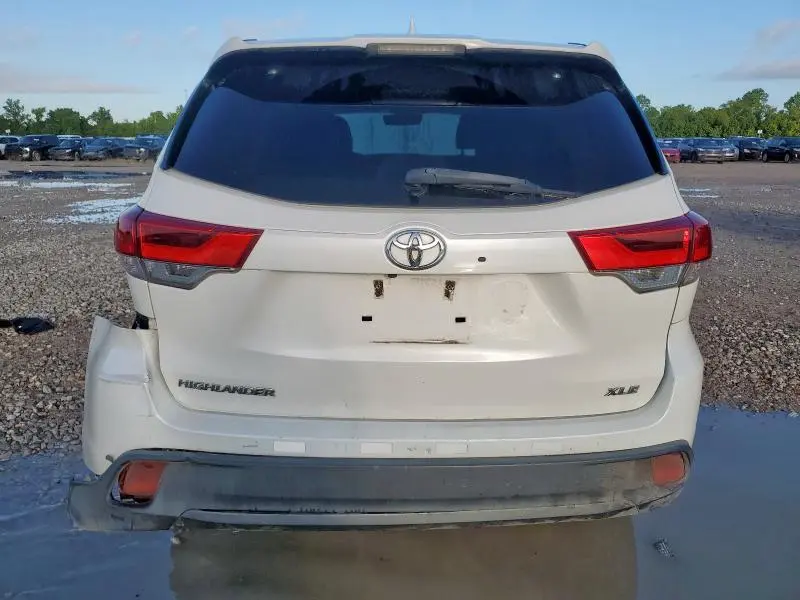 2019 TOYOTA HIGHLANDER SE  