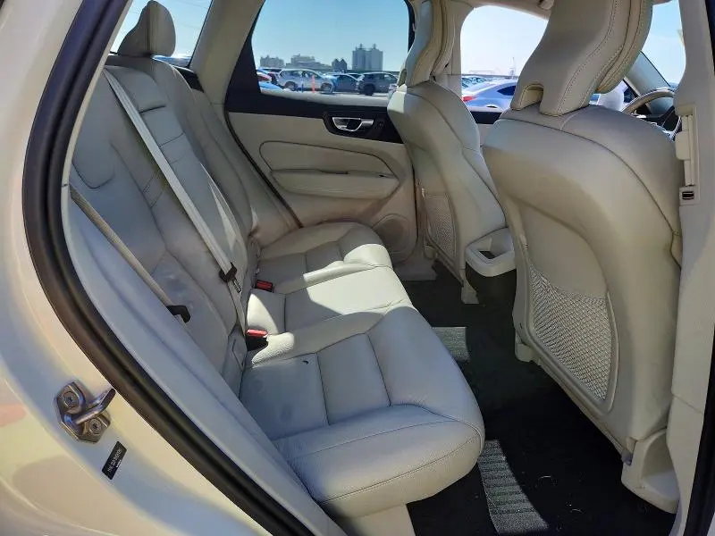 2022 VOLVO XC60 B5 MOMENTUM  