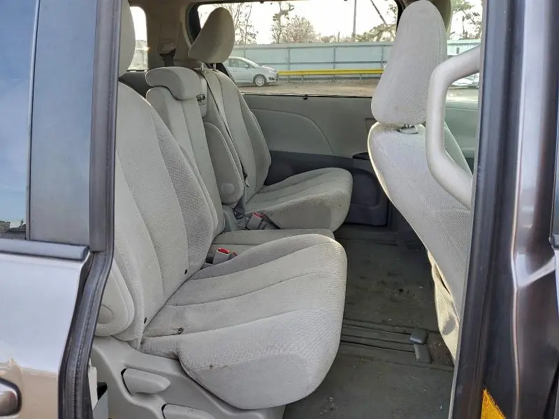 2011 TOYOTA SIENNA LE 8-PASSENGER  