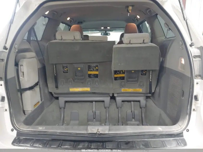 2011 TOYOTA SIENNA LE V6