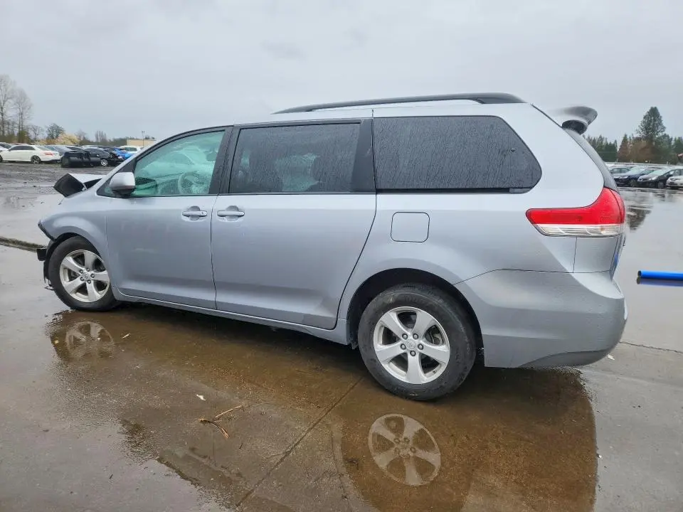 2013 TOYOTA SIENNA LE 8-PASSENGER  