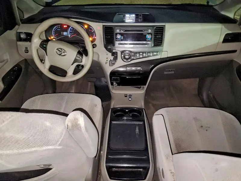 2014 TOYOTA SIENNA LE  