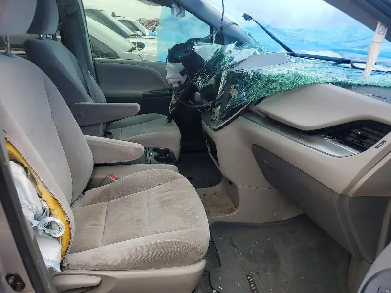 2017 TOYOTA SIENNA LE  