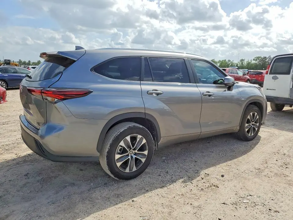 2025 TOYOTA HIGHLANDER XLE  