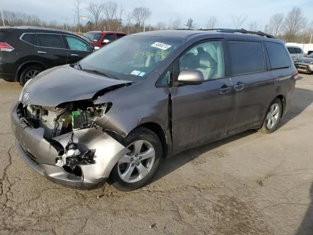 2014 TOYOTA SIENNA LE