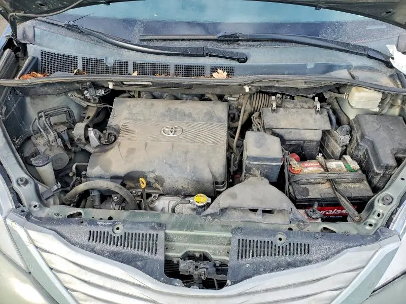 2013 TOYOTA SIENNA XLE  