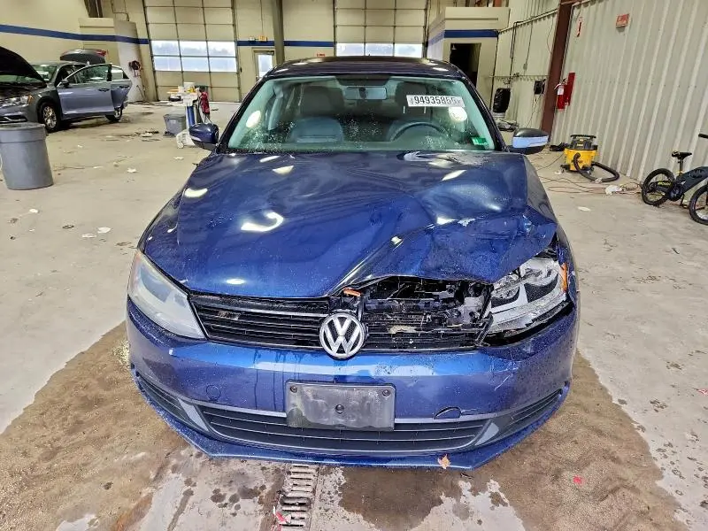 2011 VOLKSWAGEN JETTA SE  