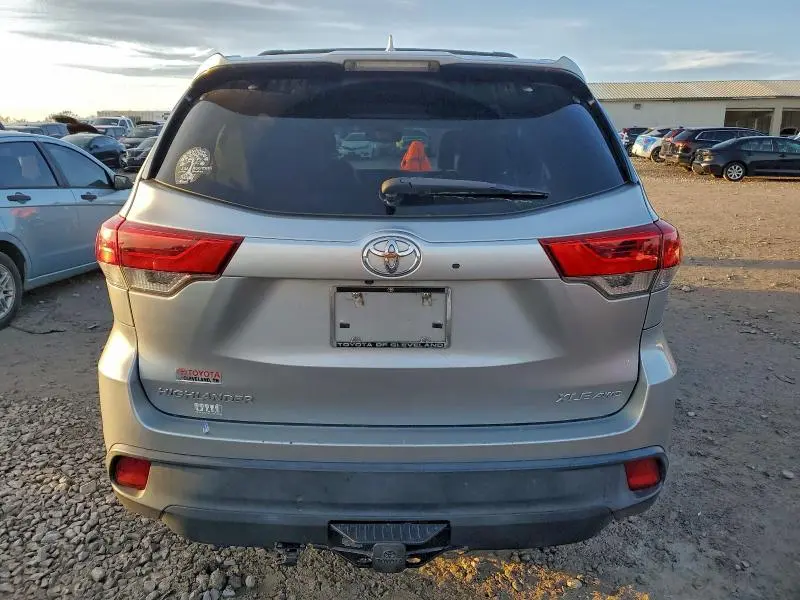 2018 TOYOTA HIGHLANDER SE  