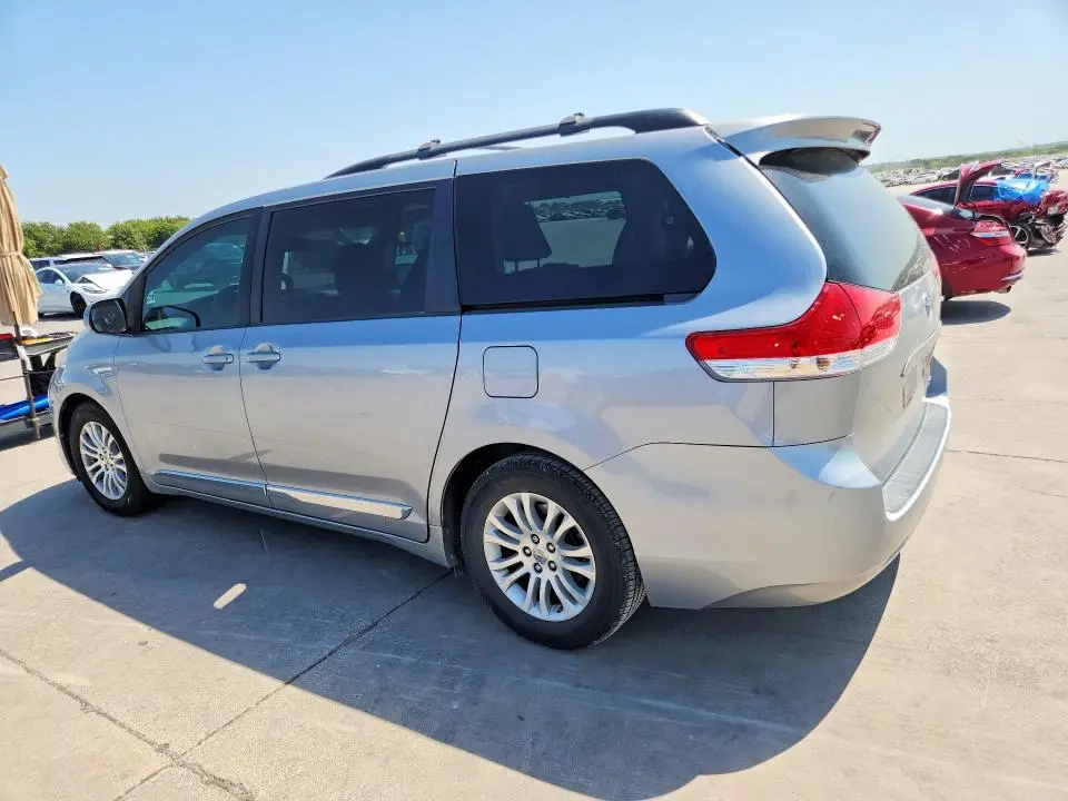 2013 TOYOTA SIENNA XLE 8-PASSENGER  