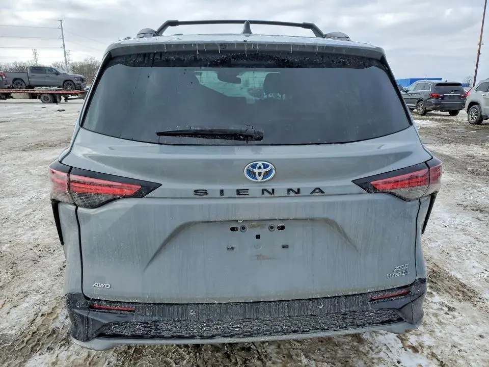 2023 TOYOTA SIENNA XSE  