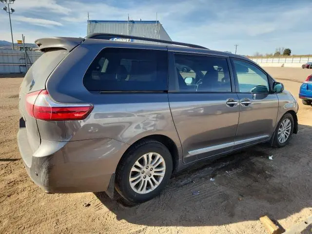 2017 TOYOTA SIENNA XLE  