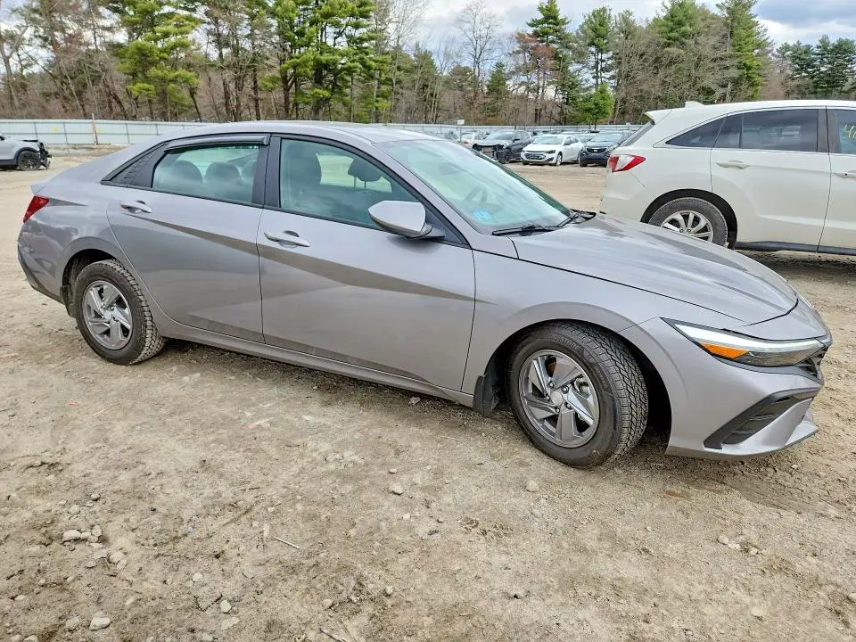 2024 HYUNDAI ELANTRA SE  